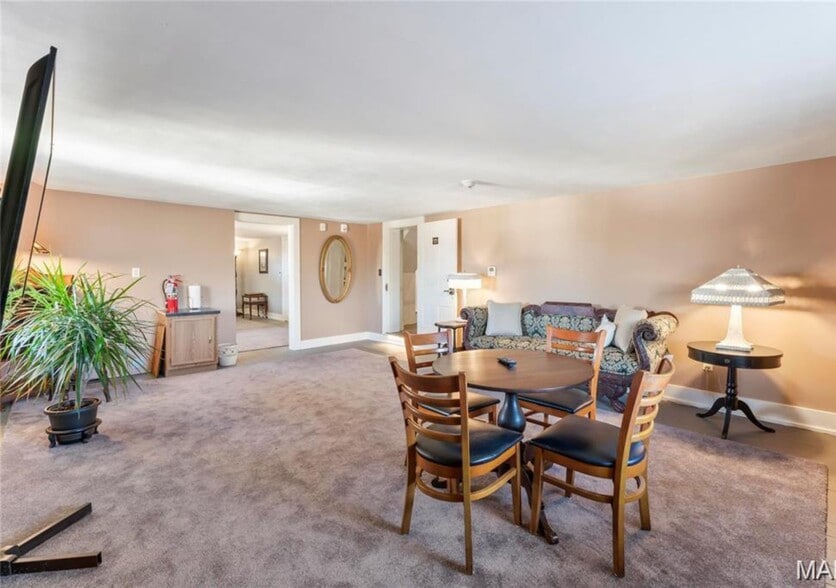 More Photos Of 876 W State St, Jacksonville Hospitality For Sale