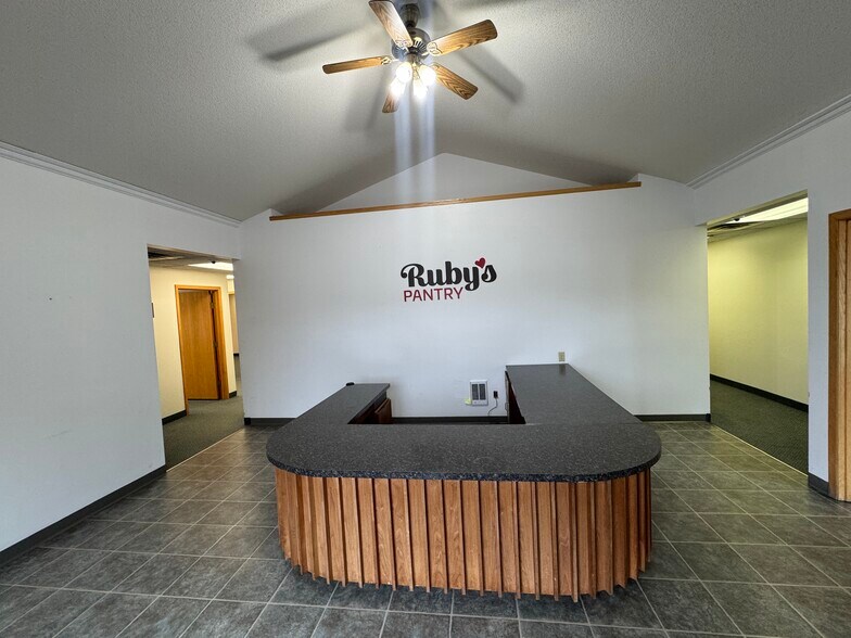 More Photos Of 5833 Pecan St, North Branch Office For Sale