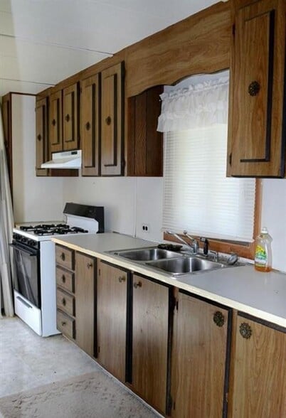 More Photos Of 8036 N Clare Ave, Harrison Convenience Store For Sale