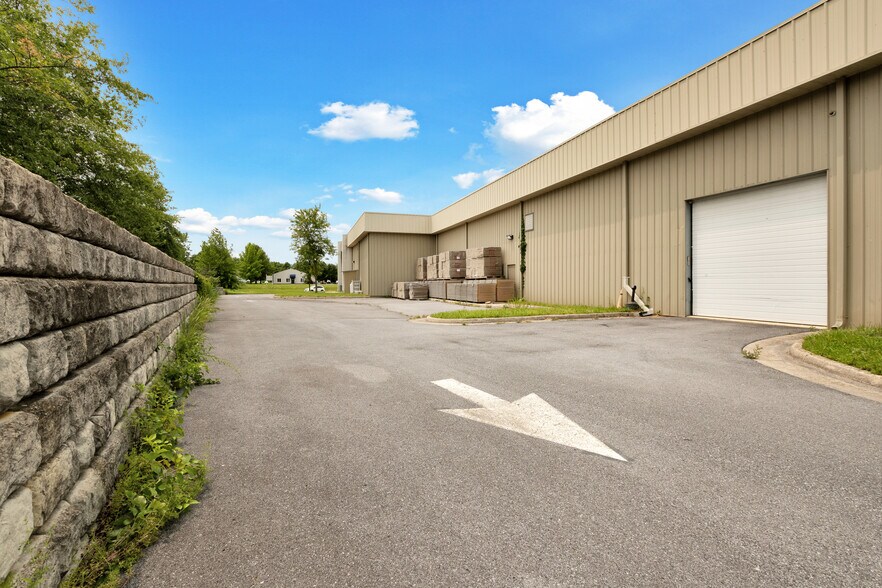 More Photos Of 1326 Progress Dr, Front Royal Flex For Sale