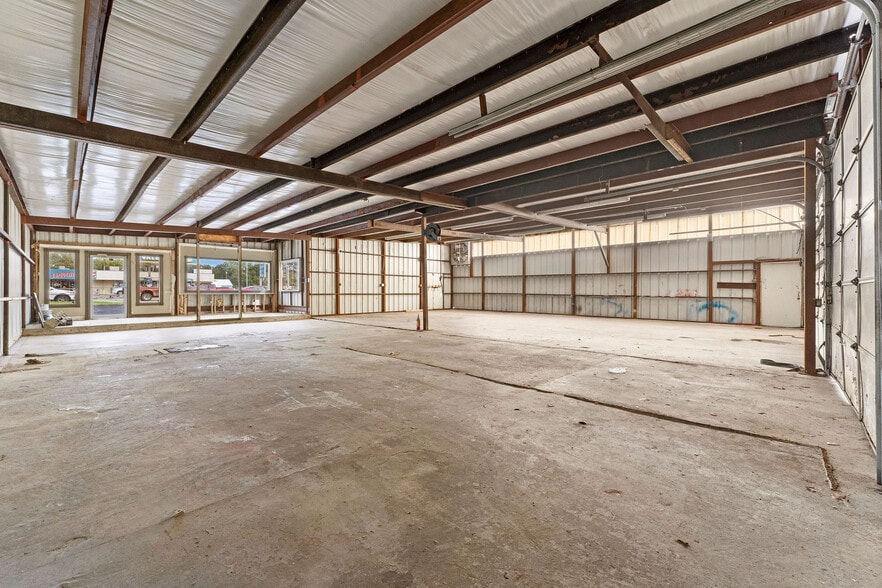 More Photos Of 107 N Danville St, Willis Showroom For Lease