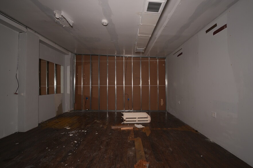 More Photos Of 9507 Roosevelt Ave, Jackson Heights Storefront Retail Residential For Sale