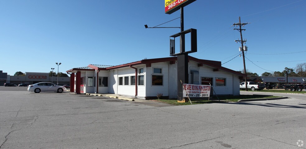 More Photos Of 800-840 E Admiral Doyle Dr, New Iberia Department Store For Sale