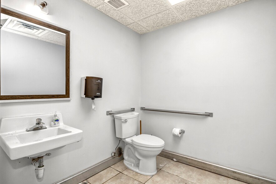 More Photos Of 24724 Lahser Rd, Southfield Office For Sale