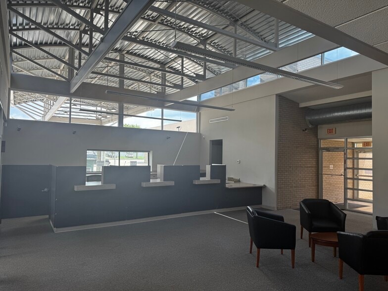 More Photos Of 600 6th Ave, Saint Albans Office For Sale