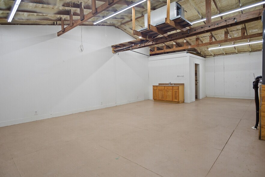 More Photos Of 990 Alma Rd, Crystal Beach Office For Sale