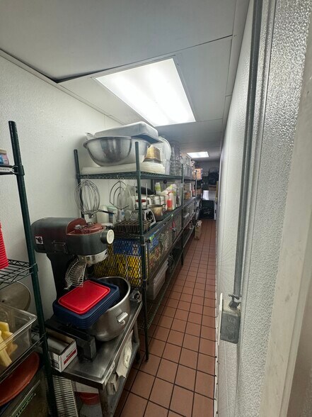 More Photos Of 7257-7257 1/2 Melrose Ave, Los Angeles Storefront Retail Office For Lease