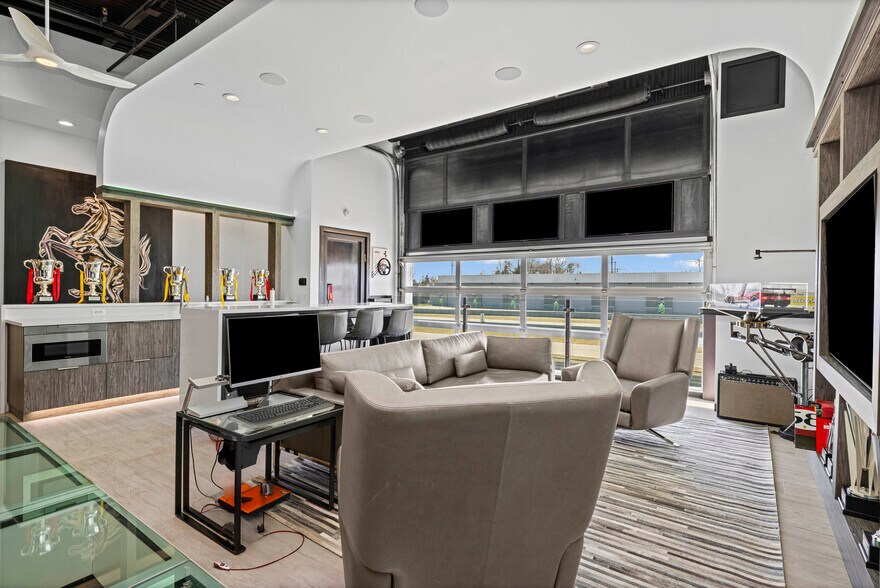 More Photos Of 135 W Speed Way, Pontiac Showroom For Sale