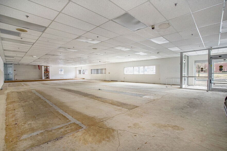 More Photos Of 24100 Meadowbrook Rd, Novi Storefront For Sale