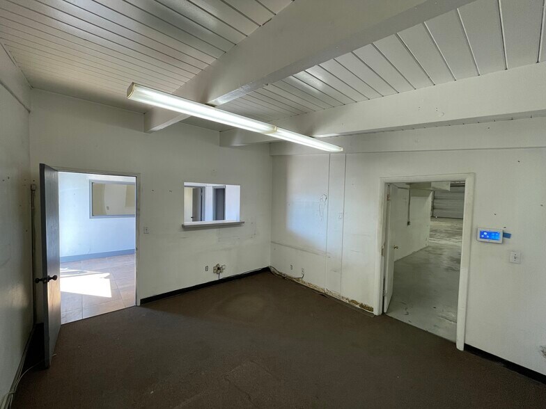 More Photos Of 931-945 W Hoover Ave, Orange Manufacturing For Sale