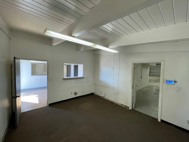 More Photos Of 931-945 W Hoover Ave, Orange Manufacturing For Sale
