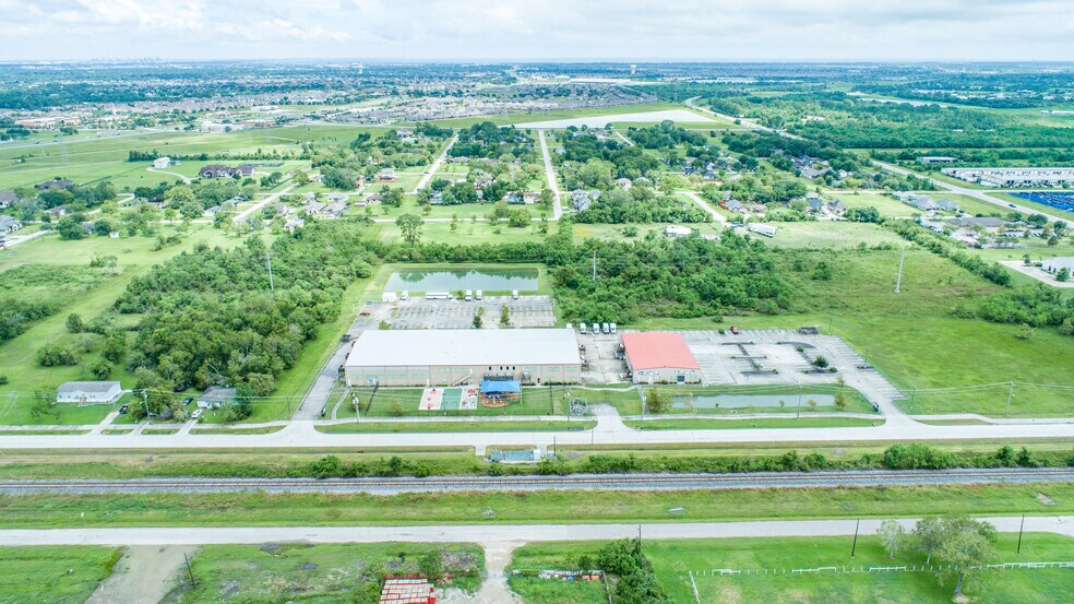 More Photos Of 2705 Dickinson Ave, League City Warehouse For Lease