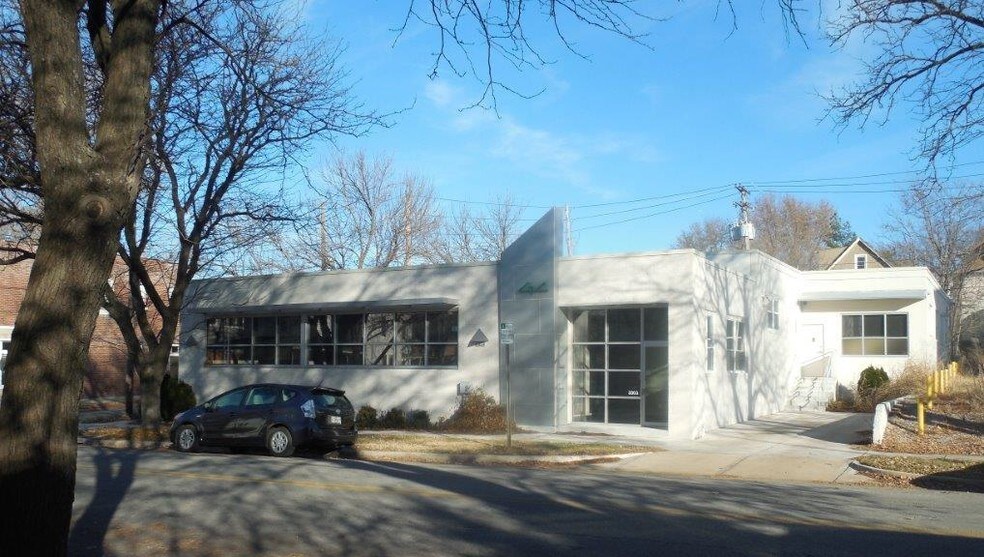 More Photos Of 3303 Gillham Rd, Kansas City Office For Lease