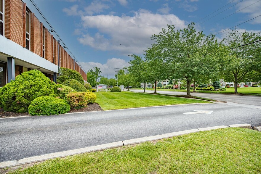 More Photos Of 80 Maple Ave, Smithtown Office For Lease