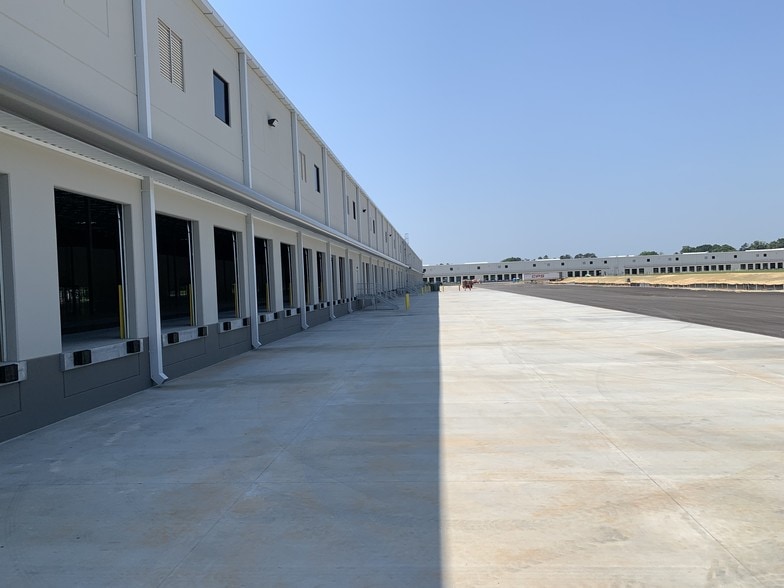 More Photos Of 2490 Dogwood Dr, Conyers Warehouse For Lease