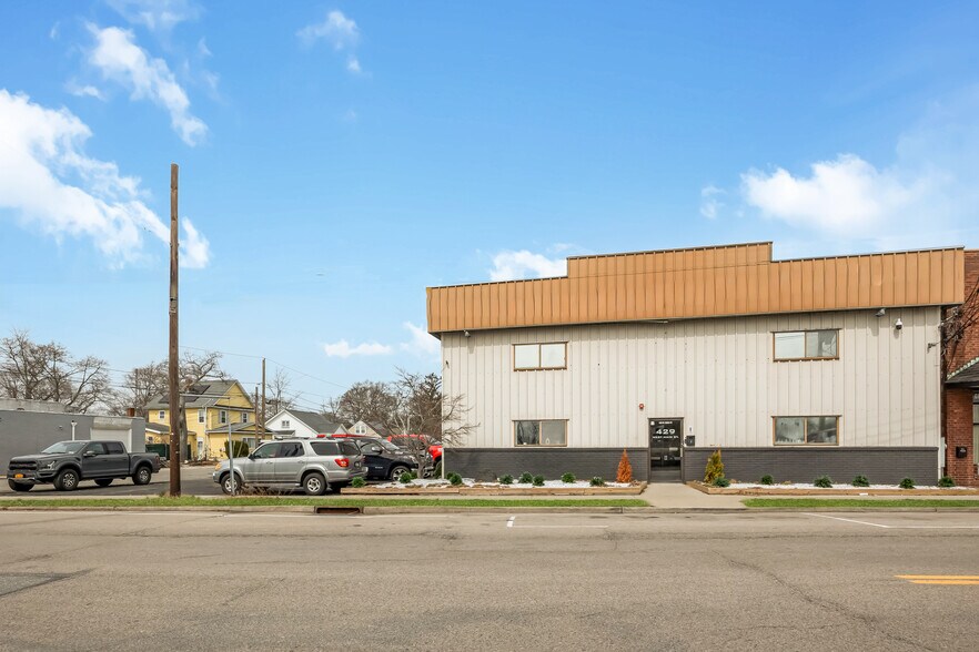 More Photos Of 429 W Main St, Patchogue Freestanding For Lease