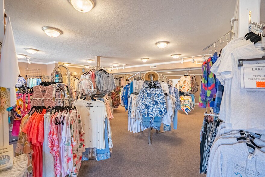 More Photos Of 8 Sunset Hills Ct, Sunrise Beach Storefront For Sale