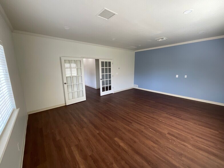 More Photos Of 305 N Beech Cir, Broken Arrow Office For Lease