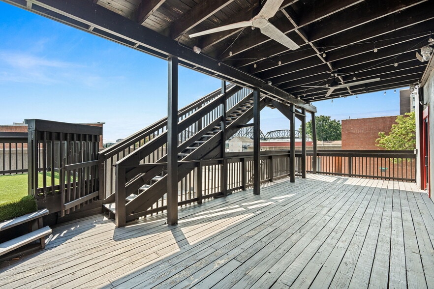 More Photos Of 134 Spring St, Jeffersonville Bar For Sale