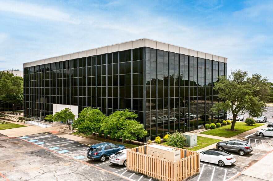 More Photos Of 1309 W 15th St, Plano Office For Lease