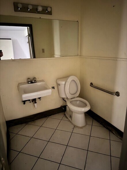 More Photos Of 8231 Burnet Rd, Austin Freestanding For Sale