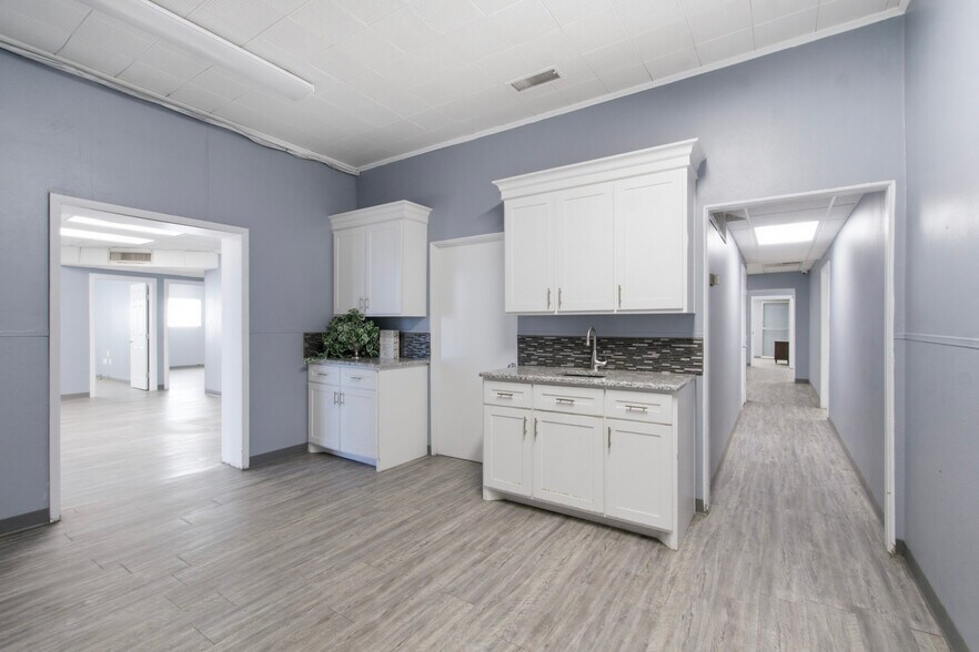 More Photos Of 300-305 S Grant Ave, Odessa Warehouse For Sale