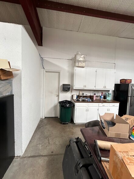 More Photos Of 440 N Broadway St, Joshua Manufacturing For Lease