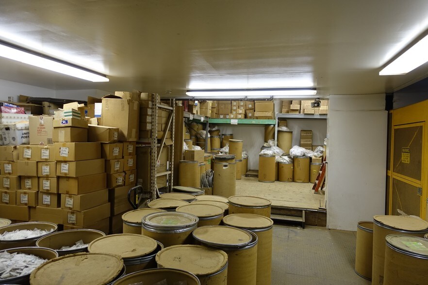 More Photos Of 22 Woodhull St, Brooklyn Showroom For Lease