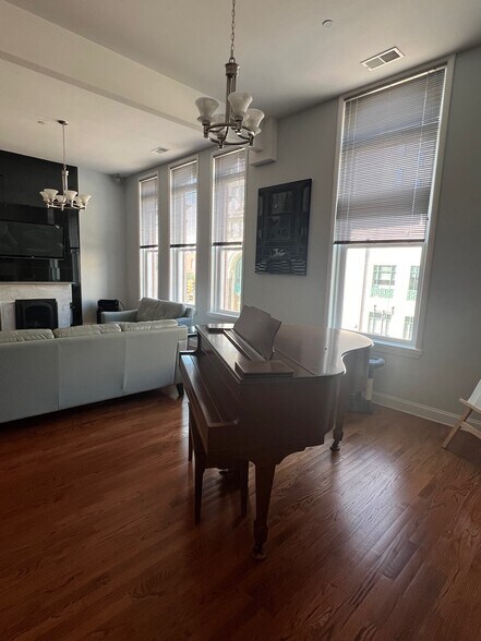 More Photos Of 418-420 E State St, Rockford Storefront For Sale