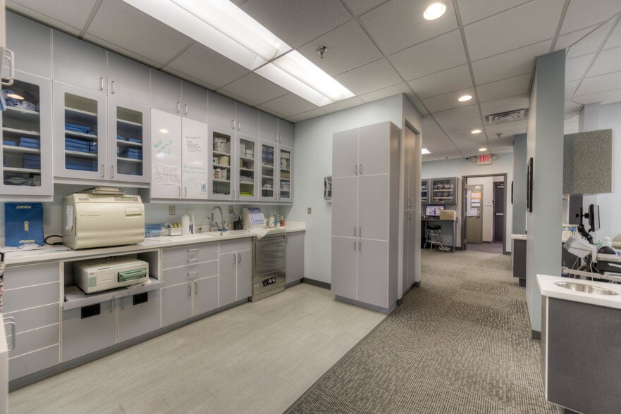 More Photos Of 1380 Duckwood Dr, Eagan Unknown For Lease