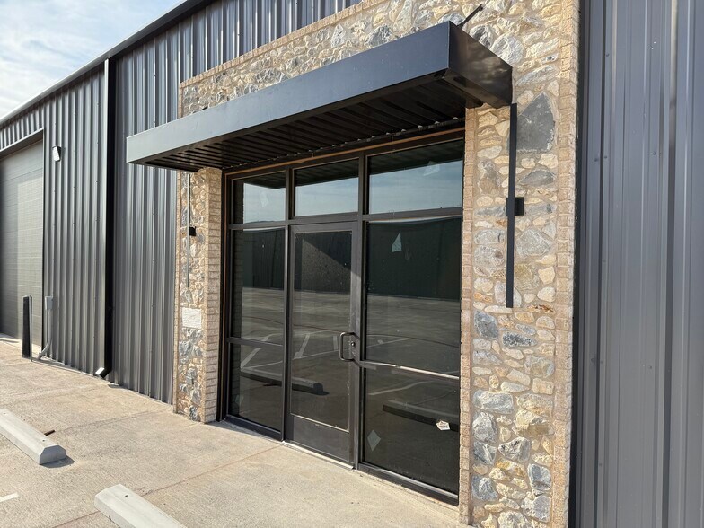 More Photos Of 8808 Valencia Ave, Lubbock Warehouse For Sale