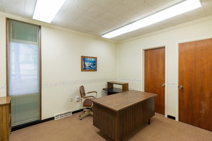 More Photos Of 810 W King St, Kings Mountain Office For Sale