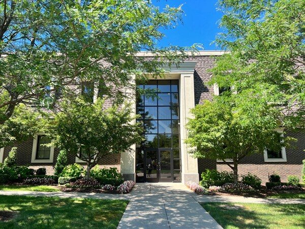 More Photos Of 44004 Woodward Ave, Bloomfield Hills Office For Lease