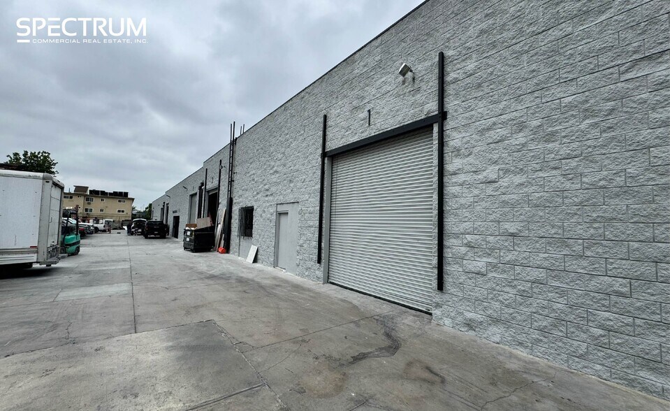 More Photos Of 14538-14540 Keswick St, Van Nuys Service For Lease