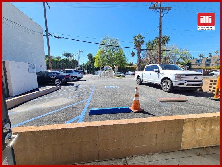 More Photos Of 18596 Ventura Blvd, Tarzana Storefront For Lease