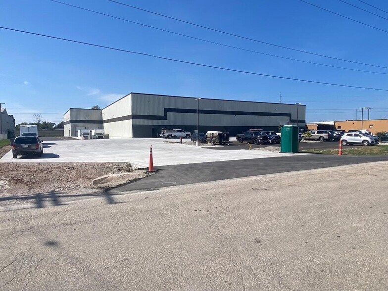 More Photos Of 733 Midway Rd, Menasha Distribution For Lease