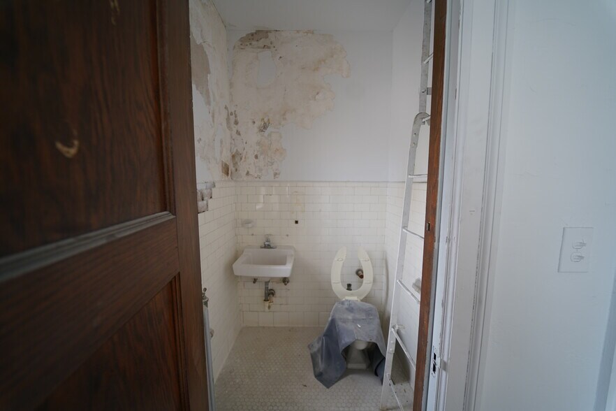 More Photos Of 242 State St, Hackensack Freestanding For Lease