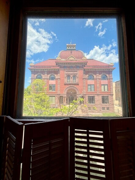 More Photos Of 221 W Washington St, Marquette Flex For Sale