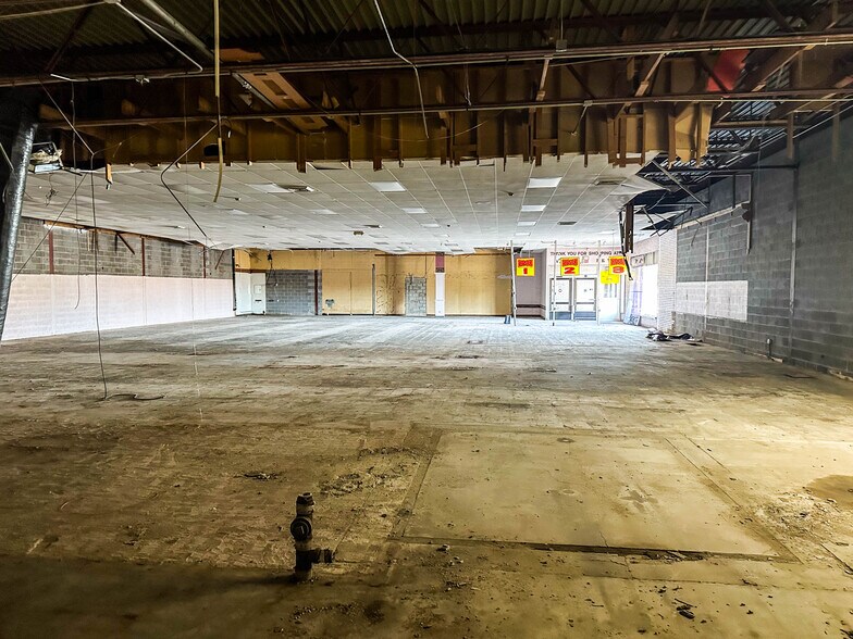 More Photos Of 6975 Livernois Rd, Troy Storefront For Lease