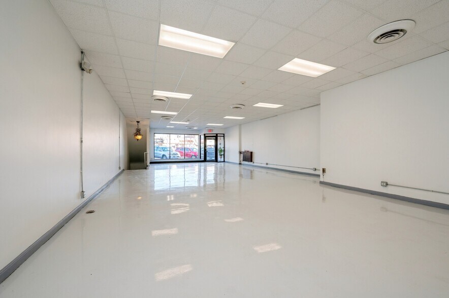 More Photos Of 6615 Cermak Rd, Berwyn Storefront Retail Residential For Lease