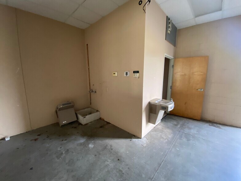 More Photos Of 122 W George E Phelps Blvd, Carthage General Retail For Lease