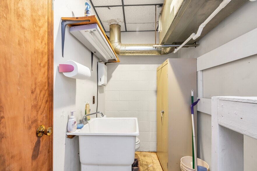 More Photos Of 1794 Bridge St, Dracut Storefront For Sale