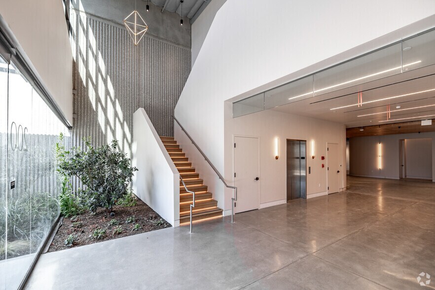 More Photos Of 200 E Baker St, Costa Mesa Loft Creative Space For Lease