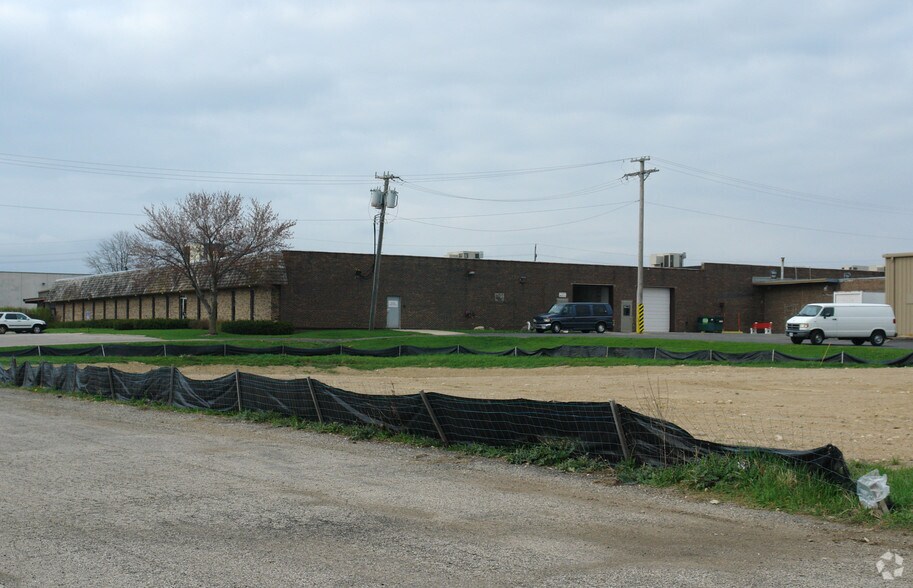 More Photos Of 6704 Pingree Rd, Crystal Lake Manufacturing For Lease