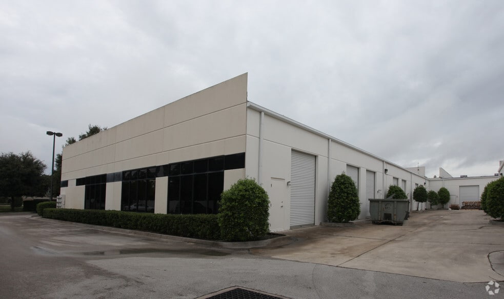More Photos Of 200 Business Park Cir, Saint Augustine Light Distribution For Lease