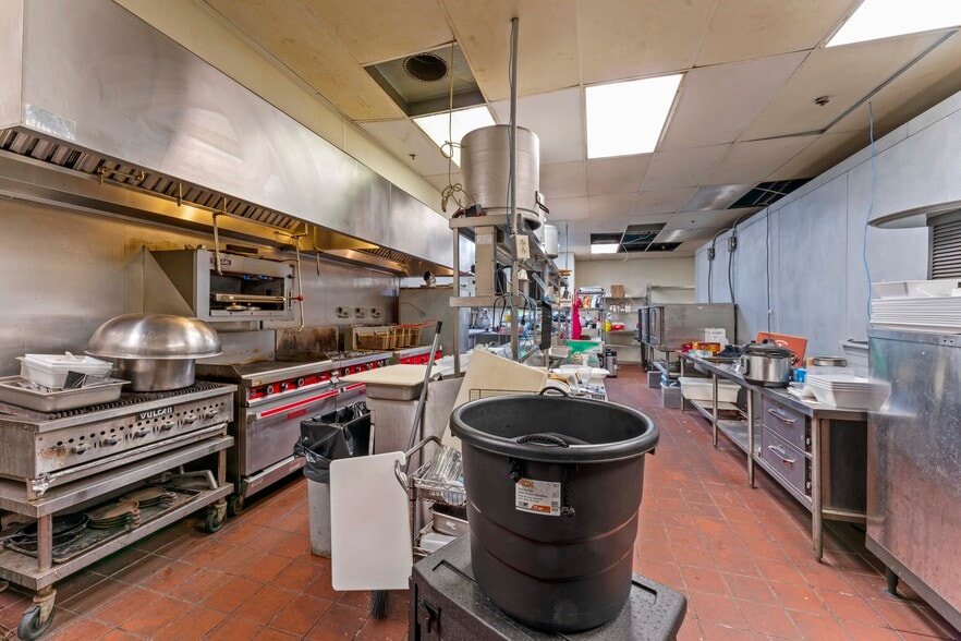 More Photos Of 19 N Main St, Washington Storefront For Sale