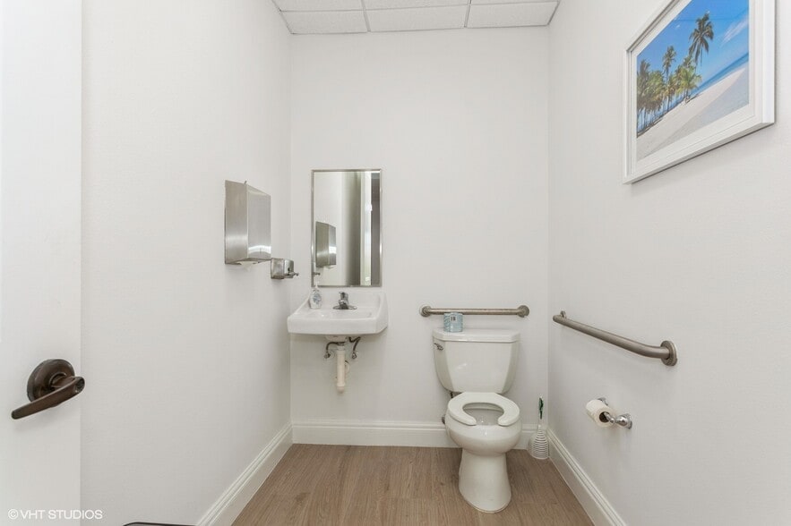 More Photos Of 2520 Tamiami Trl N, Nokomis Medical For Sale