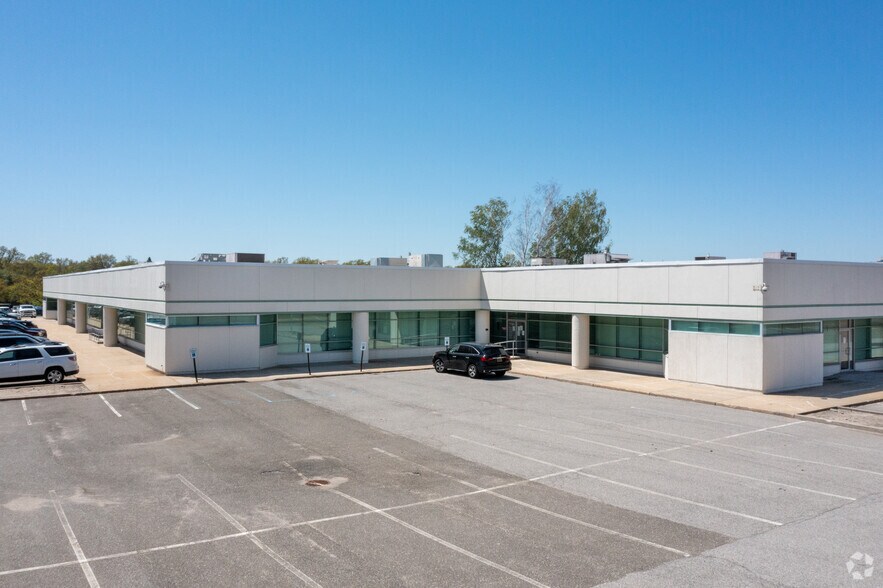 More Photos Of 400 Oak St, Garden City Office For Sale