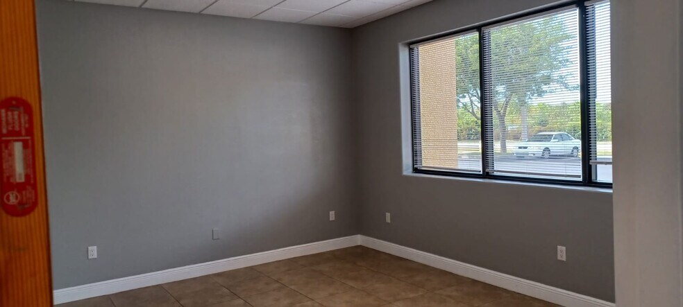 More Photos Of 17121 Cam Ct, Fort Myers Showroom For Lease
