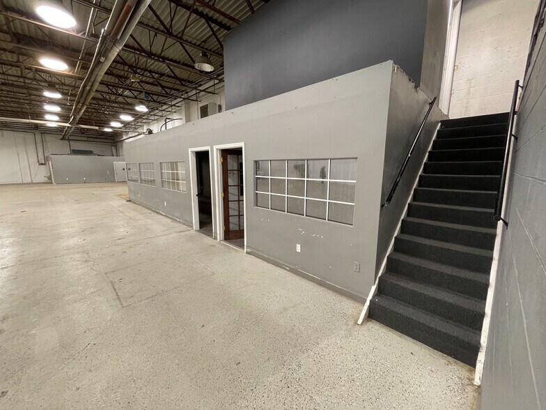More Photos Of 1371 Saw Mill Run Blvd, Pittsburgh Warehouse For Lease
